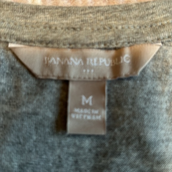 Banana Republic size M heather gray scoop neck tie at bottom top. - Picture 2 of 7